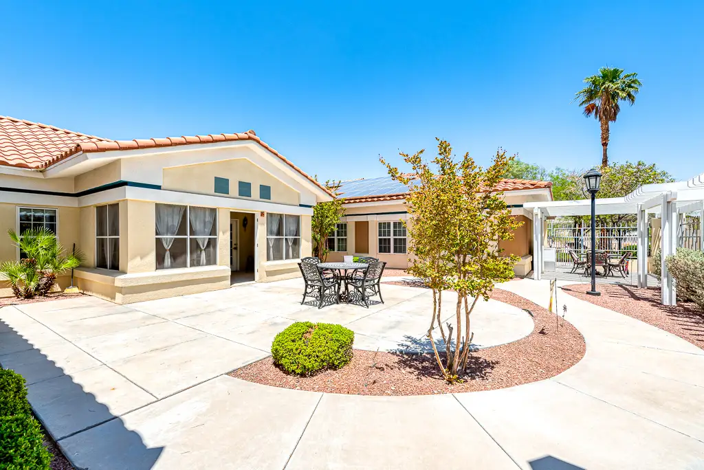 Beautifully Landscaped Courtyard Beautifully Landscaped Courtyard